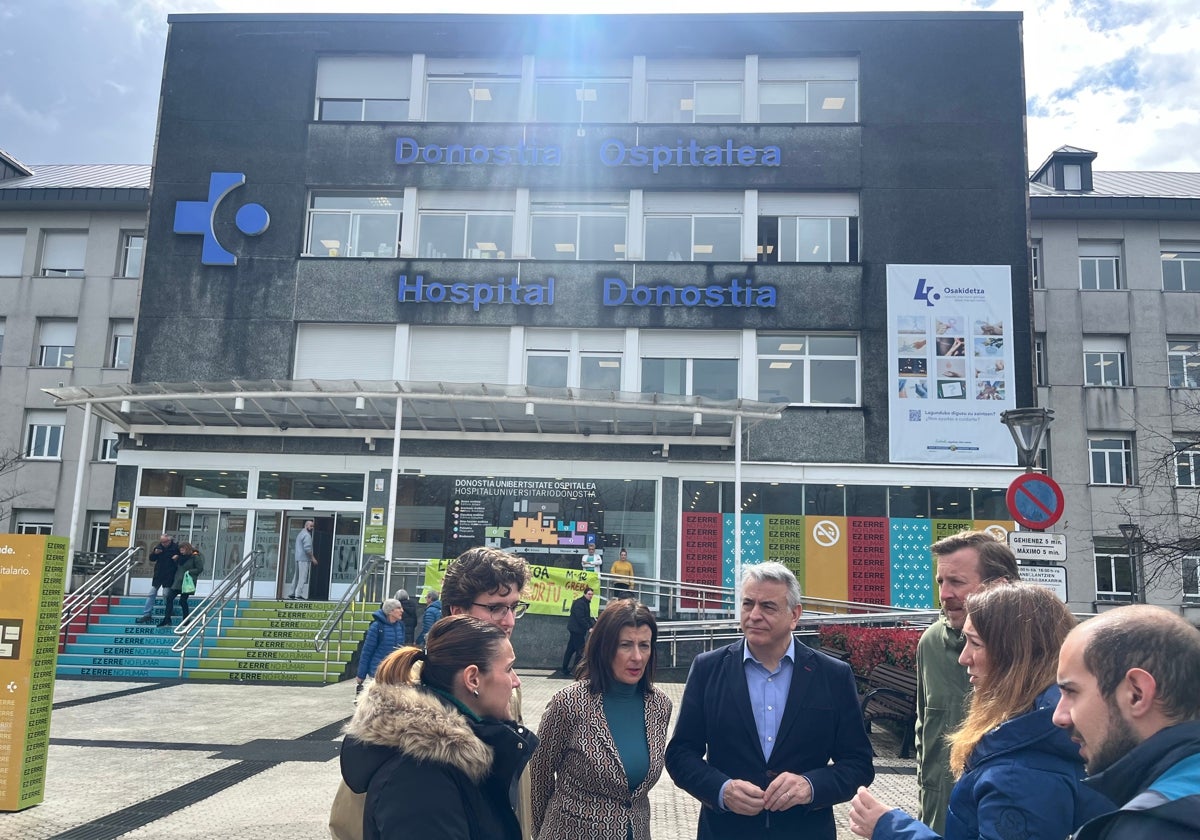 Javier de Andrés, junto a otros dirigentes del PP vasco, este lunes frente al Hospital Donostia.