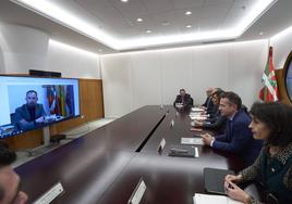 Los consejeros vascos Olatz Garamendi, Pedro Aspiazu, Iñaki Arriola, Nerea Melgosa y Jokin Bilbarratz durante una reunión telematica de la comisión mixta de transferencias con el delegado del Gobierno en Euskadi, Denis Itxaso.