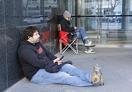 Miembros de los partidos hacen cola, este martes, a las puertas del Palacio de Justicia de Vitoria.
