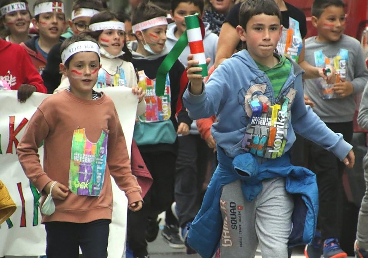 Korrika txikian Iturzaetako ikasleak lekukoarekin.