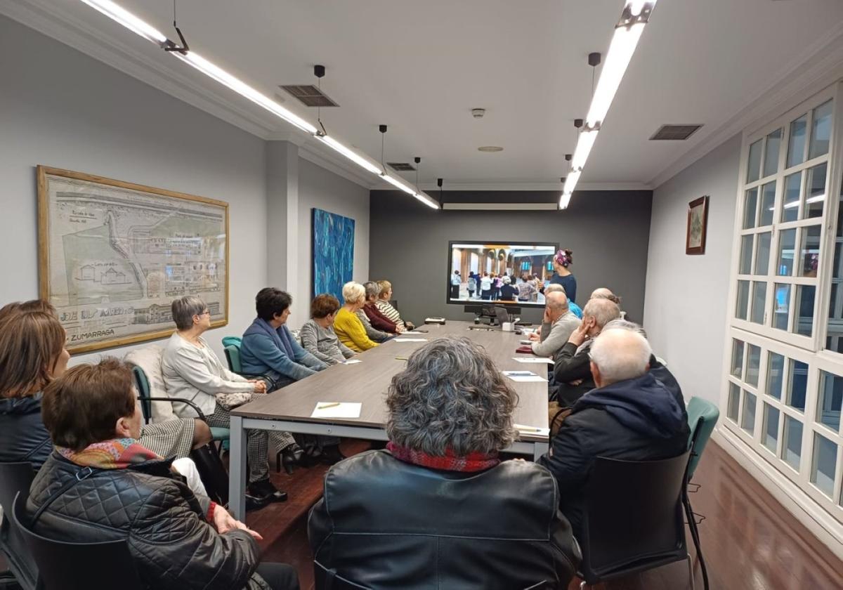 Imagen de uno de los encuentros del Foro +65 de Urretxu, órgano de participación abierto de la localidad.