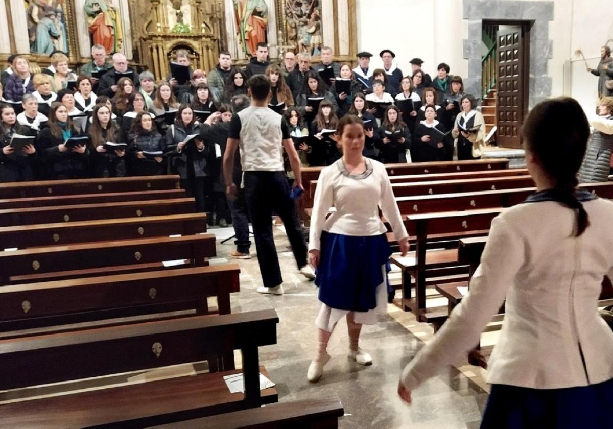 Las dos corales cantaron 'Agurra' al inicio, con los dantzaris de Alurr y el txistulari Jon.