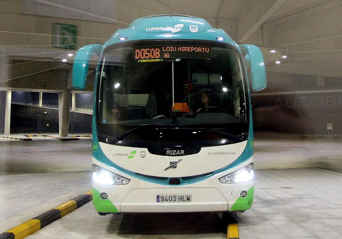 Autobús en la estación de autobuses de San Sebastián con destino a Loiu.