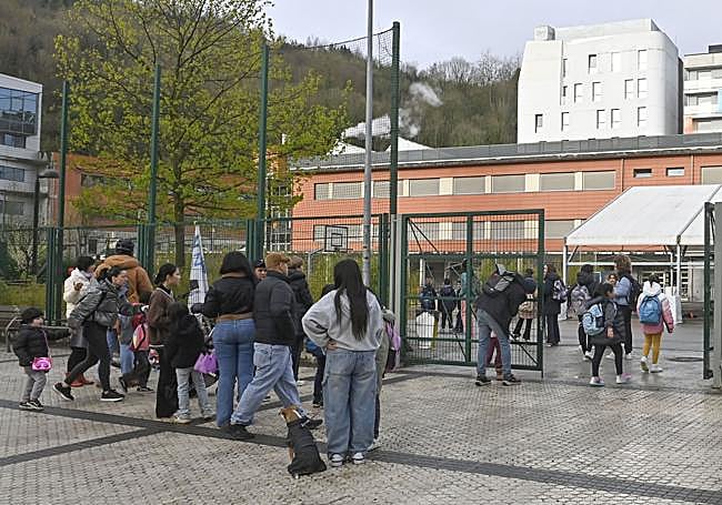 Entrada al colegio Amara Berri, en Donostia, este martes por la mañana.