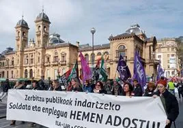 La manifestación convocada por los sindicatos recorre el centro de San Sebastián