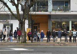 Larga cola en la parada de Dbus en la calle Sancho el Sabio, en Amara, a primera hora de la mañana de este martes.