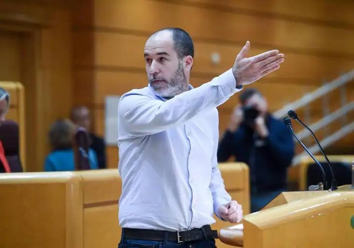 El senador de EH Bildu Josu Estarrona, durante su intervención en el pleno de este martes.