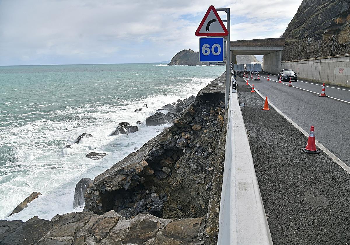 Los trabajos para arreglar el socavón en la N-634 en Getaria durarán un mes