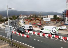 Acceso a la carretera del Molino desde la avenida Elizatxo, por donde se canaliza el tráfico desde esta semana.