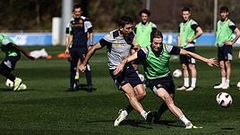 Oyarzabal y Pacheco pugnan por un balón, ayer en Zubieta.