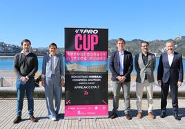 Organizadores y representantes municipales, ayer en el Ayuntamiento de San Sebastián.