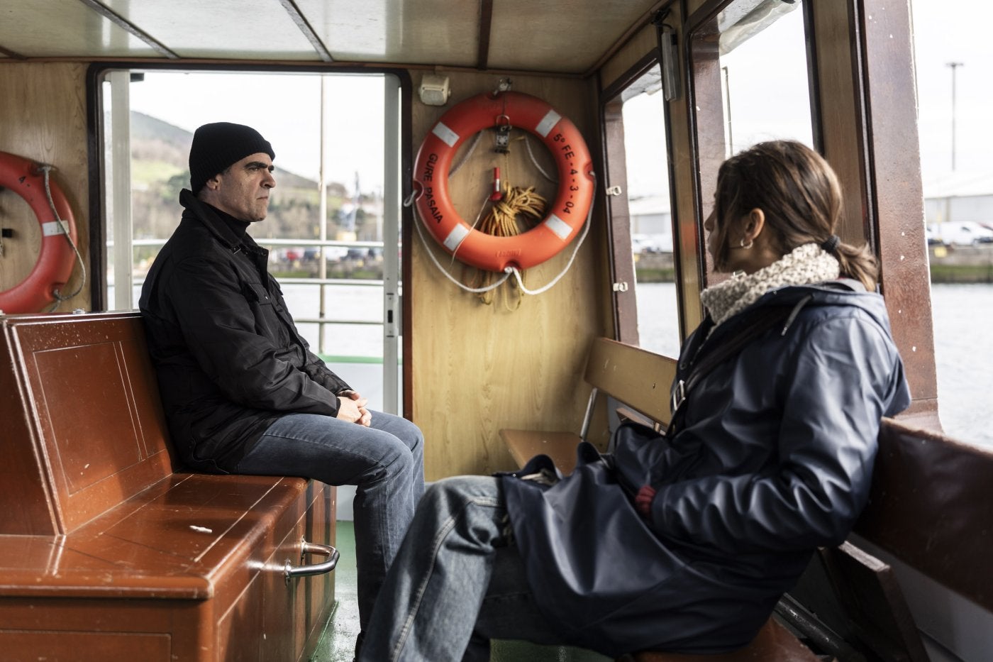 Tosar y Yuste en la motora que atraviesa la bahía de Pasaia.