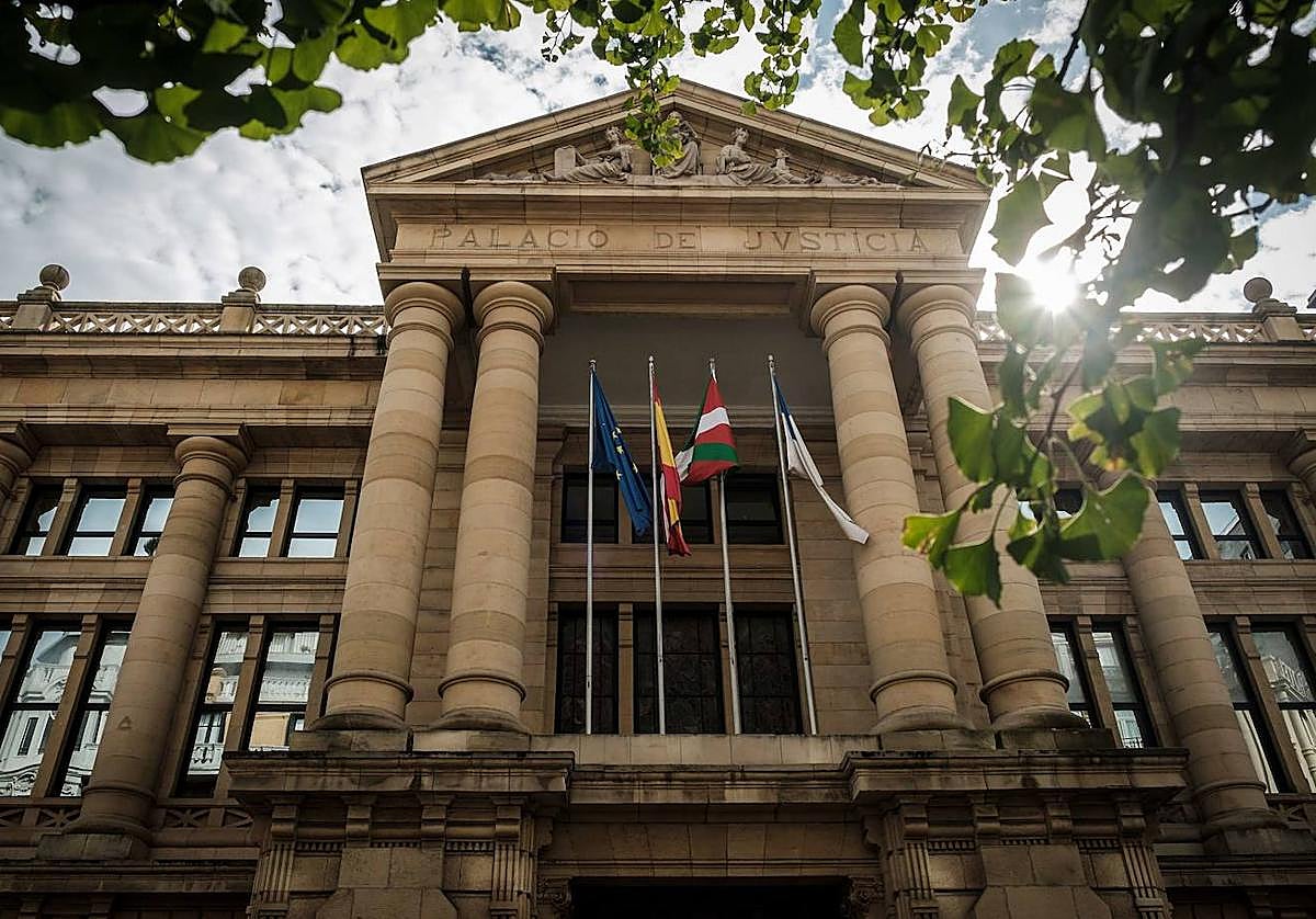 «Cogí unos 1.100 euros de la caja, pero no los 125.000 que me reclaman»