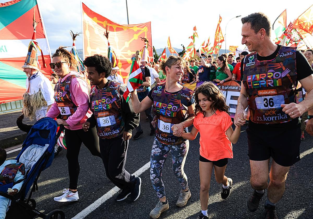 Haurrek, gazteek, gizon eta emakumeek... Denek egin zuten korrika.