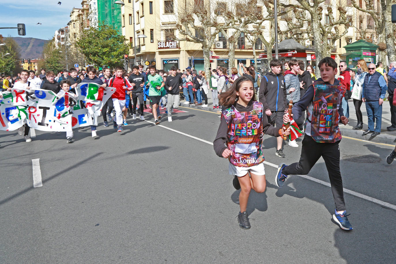 Ehundaka ikasle Gazte Korrikarekin gozatzen