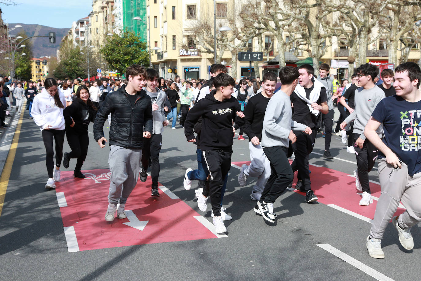 Ehundaka ikasle Gazte Korrikarekin gozatzen