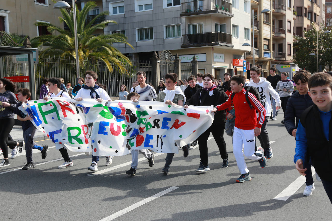 Ehundaka ikasle Gazte Korrikarekin gozatzen