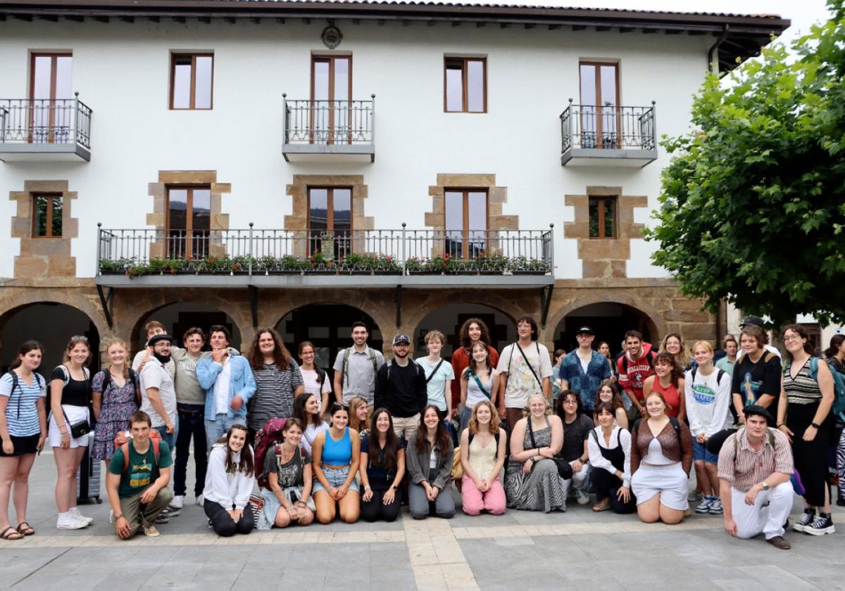 Los 37 estudiantes que visitaron Goierri el pasado año en la plaza del Ayuntamiento.