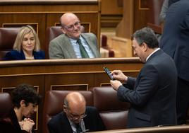 Aitor Esteban conversa con sus compañeros de grupo parlamentario, este jueves tras el pleno.