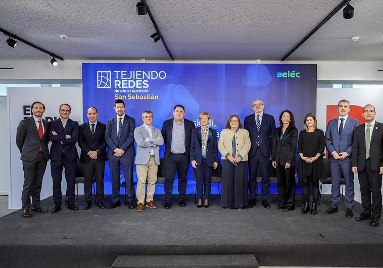 Foto de familia con los participantes en el Foro AELEC.