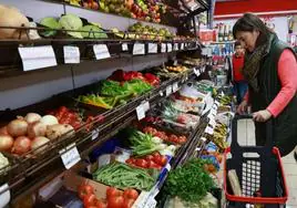 Una mujer realiza la compra en un supermercado.