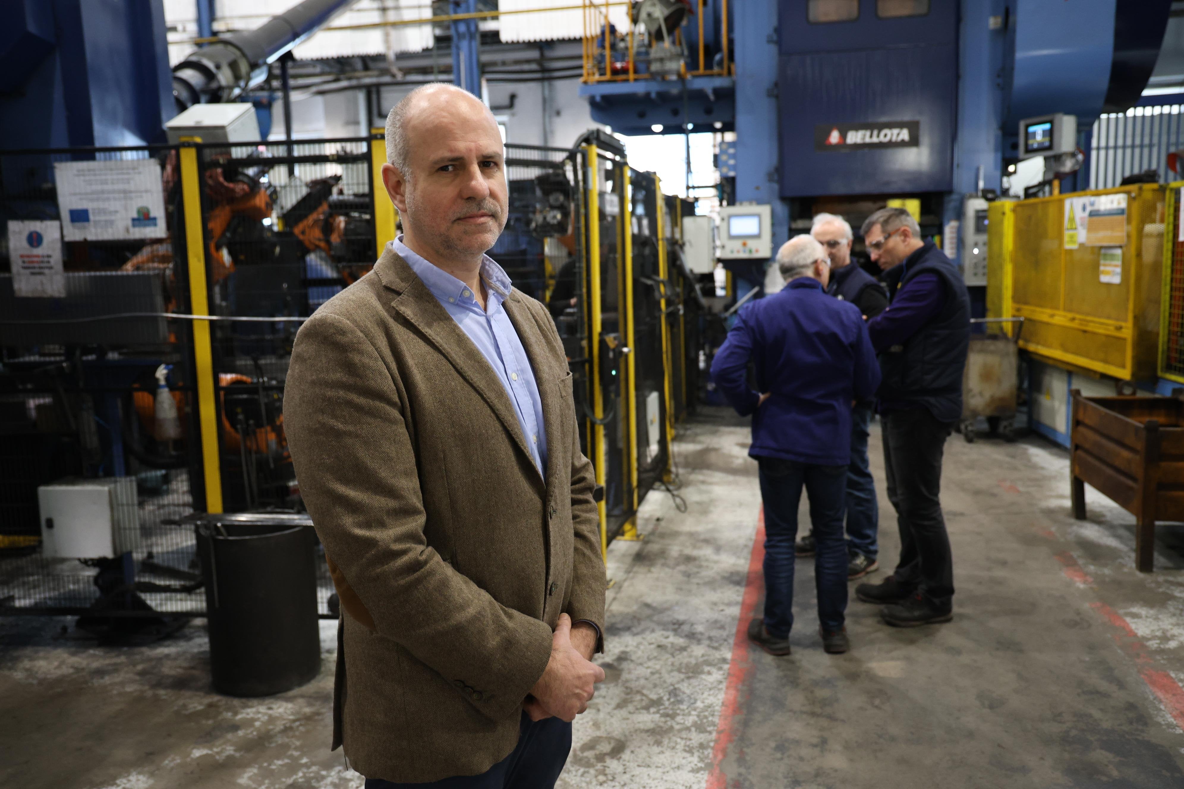 Juanjo Salegi, director de Recursos Humanos de Bellota, con varios trabajadores veteranos al fondo de la factoría de Legazpi.