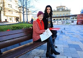 Charo Arranz y Marta Díez Alonso, de Save the Children, posan en la plaza San Juan de Irun