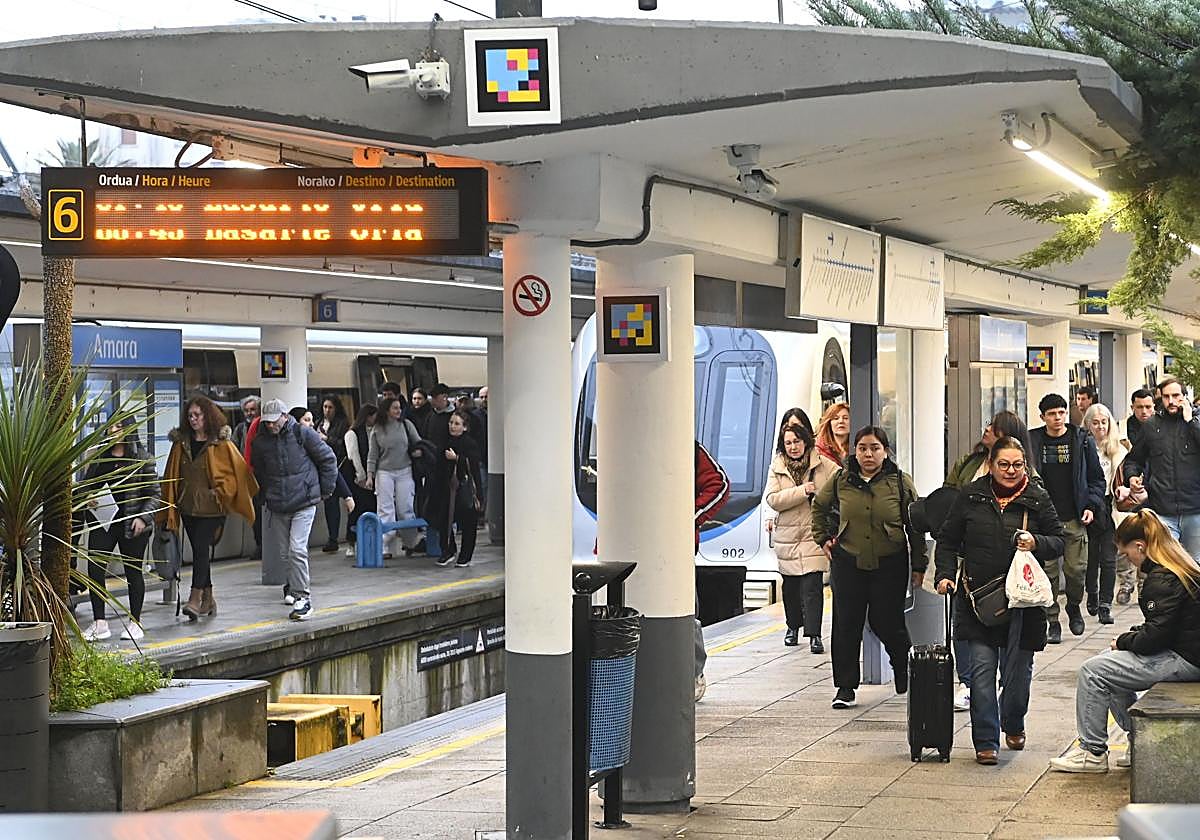 Viajeros en la estación del topo en Amara