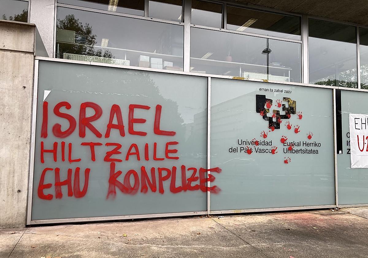 Pintada en la cristalera de una facultad de la UPV.