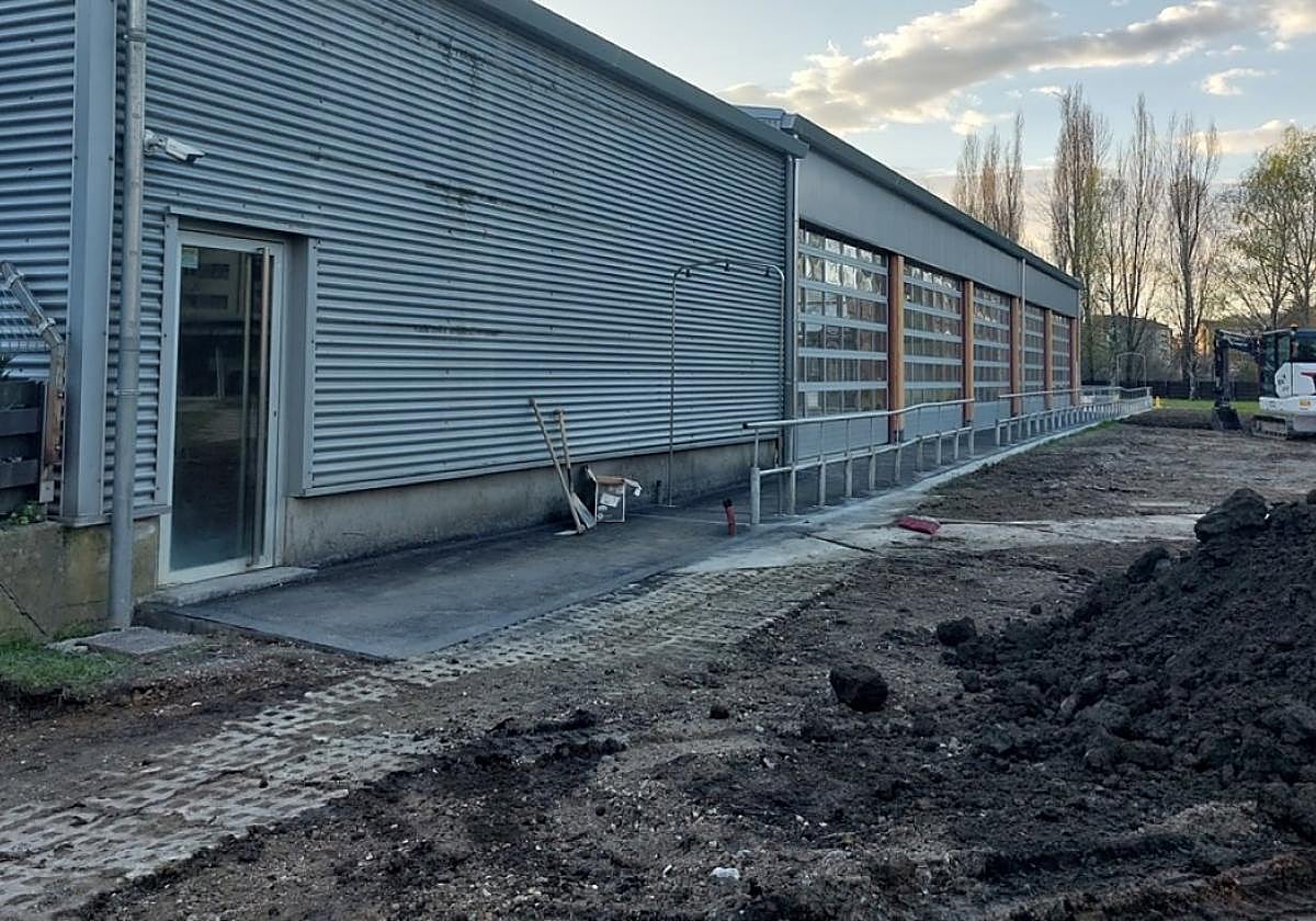 Imagen actual sacada ayer de las obras de la piscina de Fanderia.