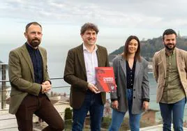 Denis Itxaso, Eneko Andueza, Aroa Jilete y Pau Blasi, este viernes en Donostia, antes de la presentación del programa.