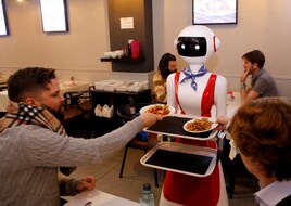 Camarero robot en un restaurante chino de Bilbao