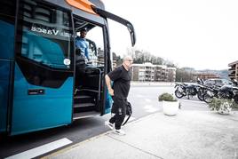 Marcelo Bielsa desciende al autobús en el aparcamiento del hotel de San Sebastián en el que está alojada la selección de Uruguay.