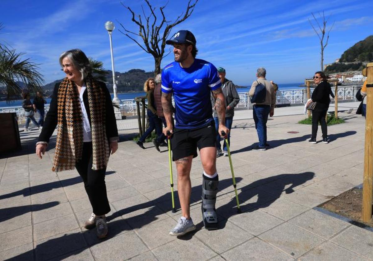 Lucas Eguibar, sonriente este viernes en Donostia con muletas, junto a Olatz Legarza, de Basque Team.