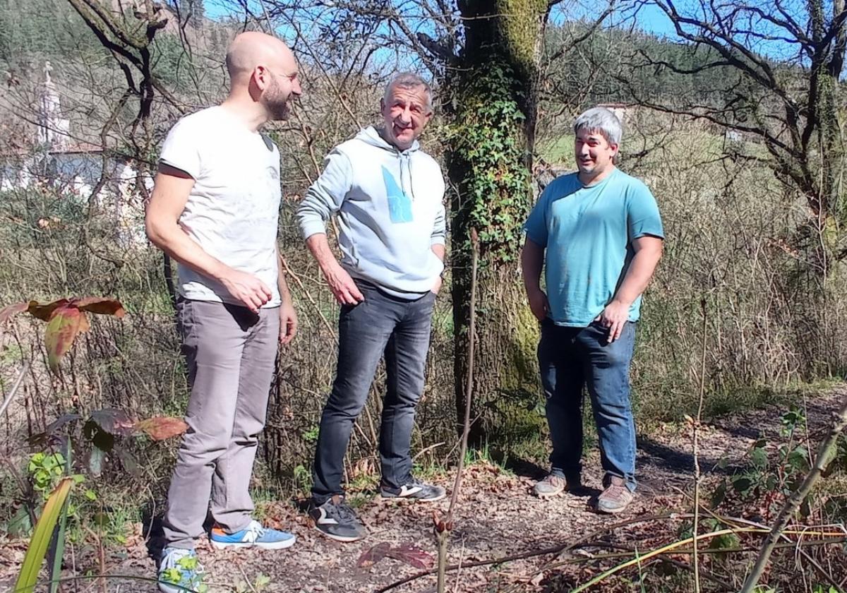 Iñaki Etxebeste, de Tantai Kooperatiba, junto con los ediles de Desarrollo Económico y Urbanismo Angel Etxabe y Ion Albizu.