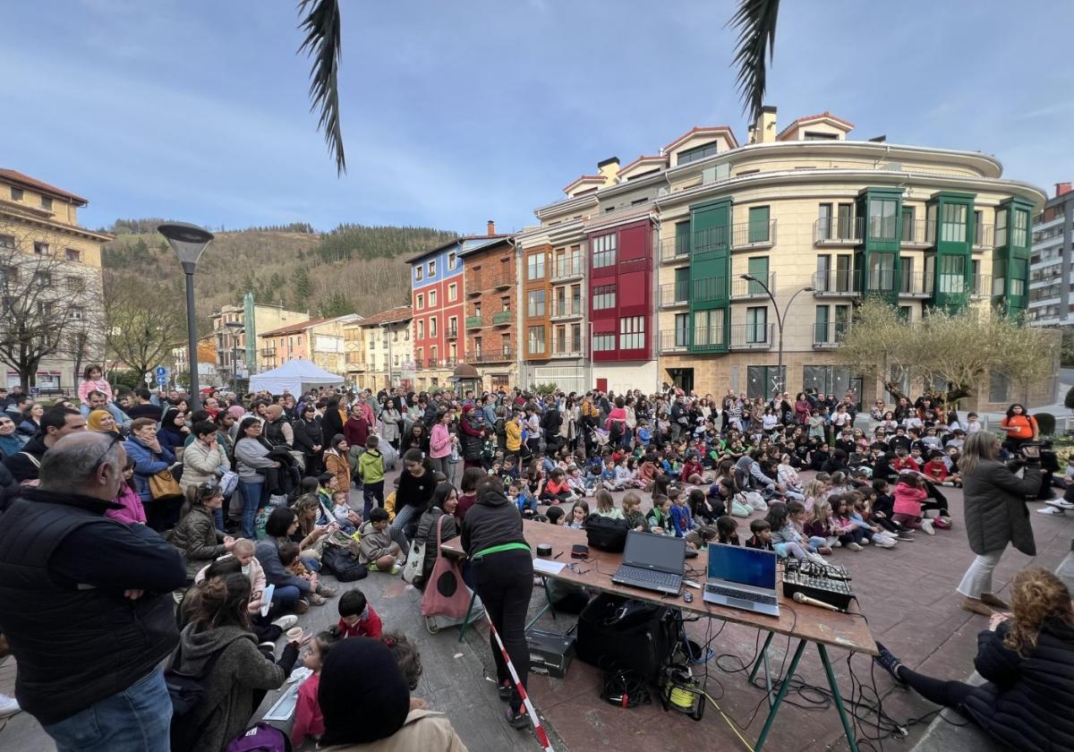 Colofón del 'Gainzurialdia' con ambiente festivo ayer, a las cinco de la tarde, en Areizaga-Kalebarren.