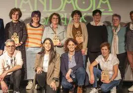 Foto de familia de los galardonados en los premios Landaola de este 2024, entre ellos, Agurtzane Gabiria.