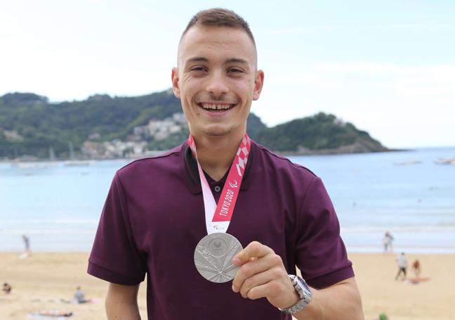 Iñigo Llopis con la medalla lograda en Tokyo 2020.