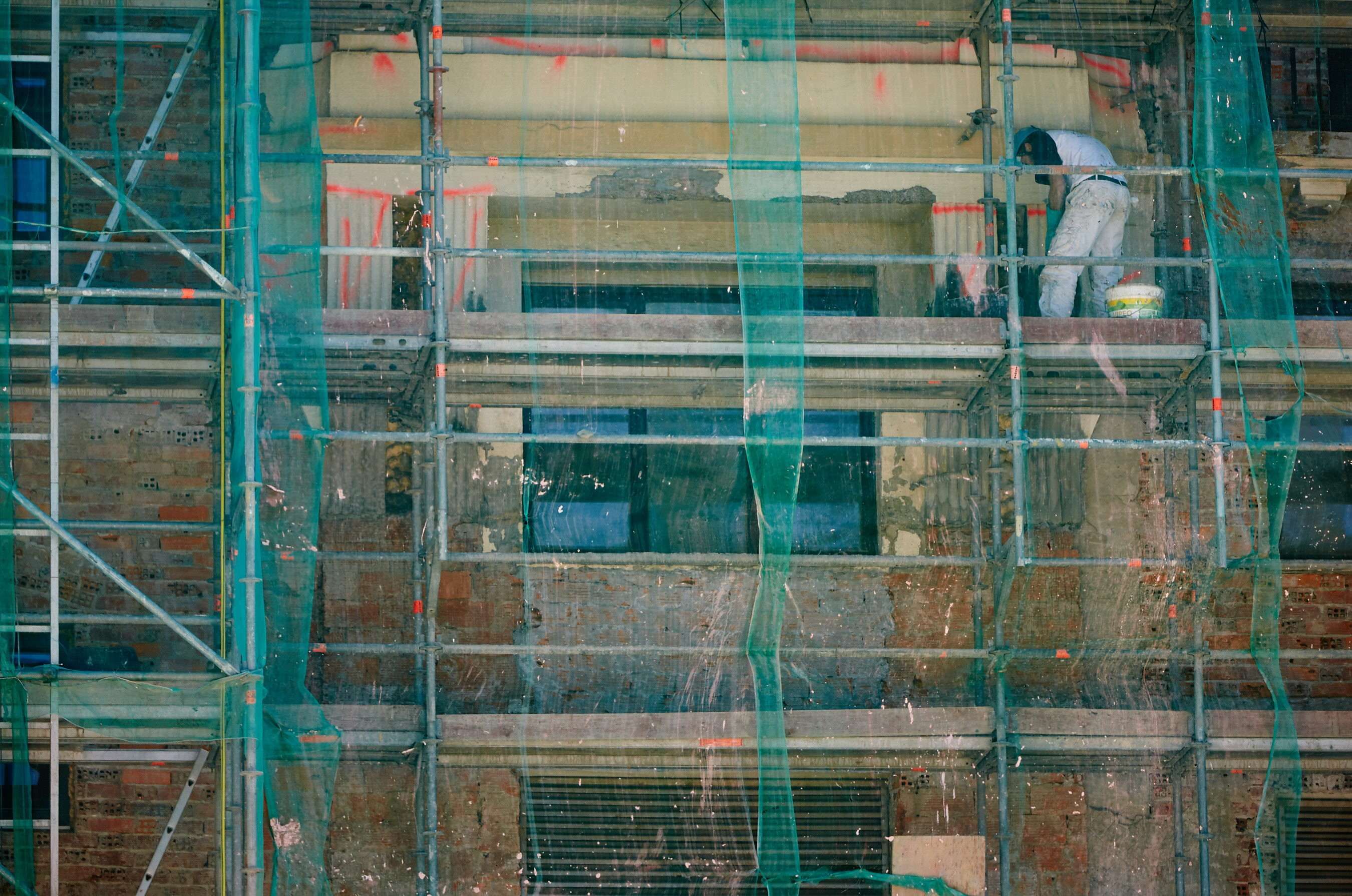 Obras de rehabilitación en la fachada de un edificio.