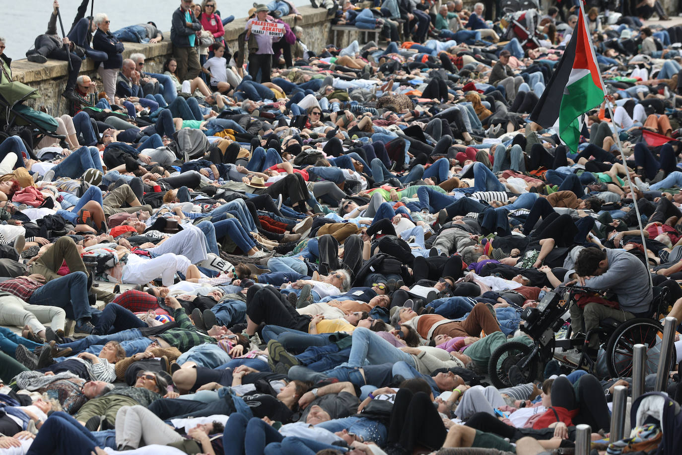 Multitudinaria marcha para denunciar el genocidio en Palestina