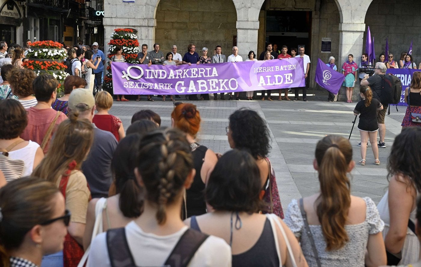 Un grupo de personas se manifiestan contra las agresiones sexuales, en una foto de archivo.