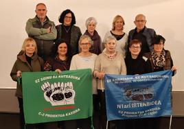 Miembros de la plataforma sostienen las banderolas que representan su actividad.