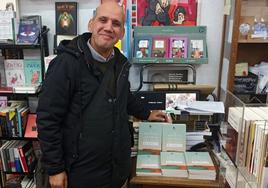 Ali Salem Iselmu, junto a su libro 'Amor en la villa del mar Blanco' en una de las librerías a la venta.