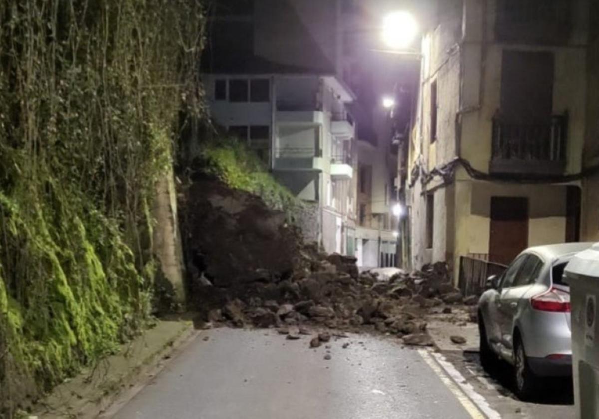 La calle Atxuri quedó intransitable tras el desprendimiento.