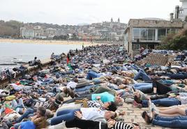 La marcha contra el genocidio de Gaza ha finalizado con una recreación de cadáveres en Gaza, con los asistentes en el suelo.