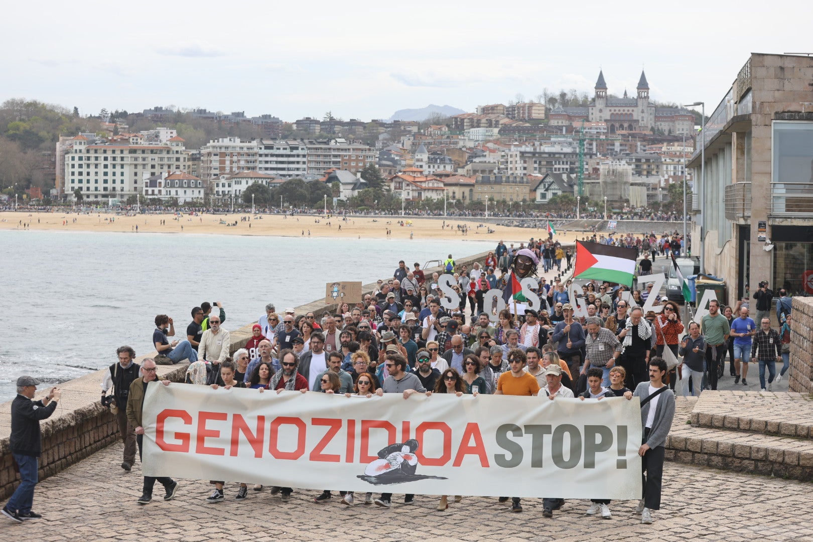Multitudinaria marcha para denunciar el genocidio en Palestina