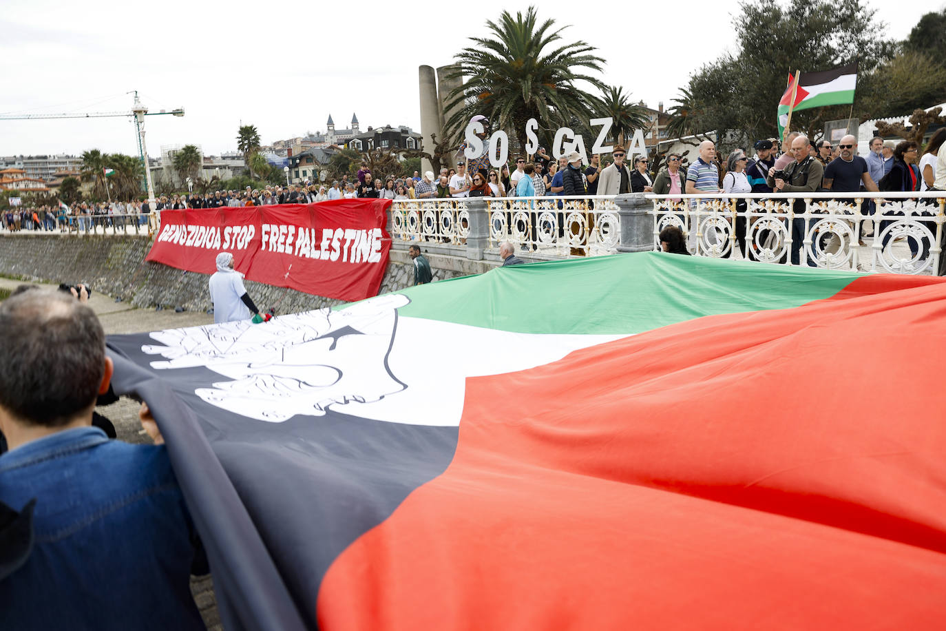 Multitudinaria marcha para denunciar el genocidio en Palestina