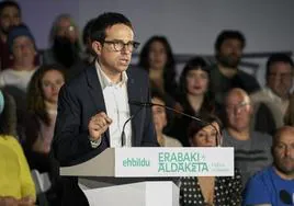 Pello Otxandiano en un acto electoral con los candidatos al Parlamento Vasco.