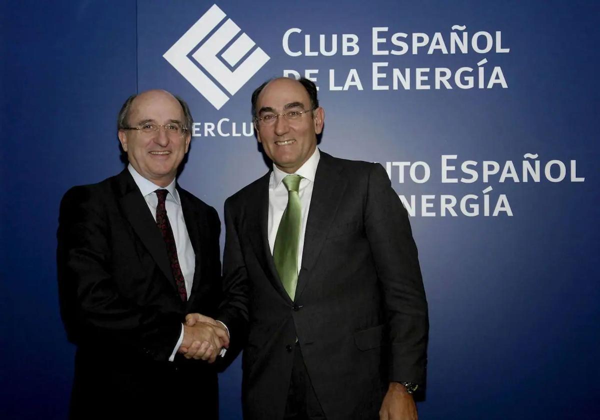 Imagen de archivo de los presidentes de Repsol e Iberdrola, sonriendo y dándose la mano.