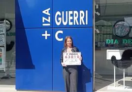 Cristina Eizaguirre, responsable de la administración de lotería 'IZAGUERRI+C' de Lasarte-Oria, en la que se vendieron 15 décimos premiados.